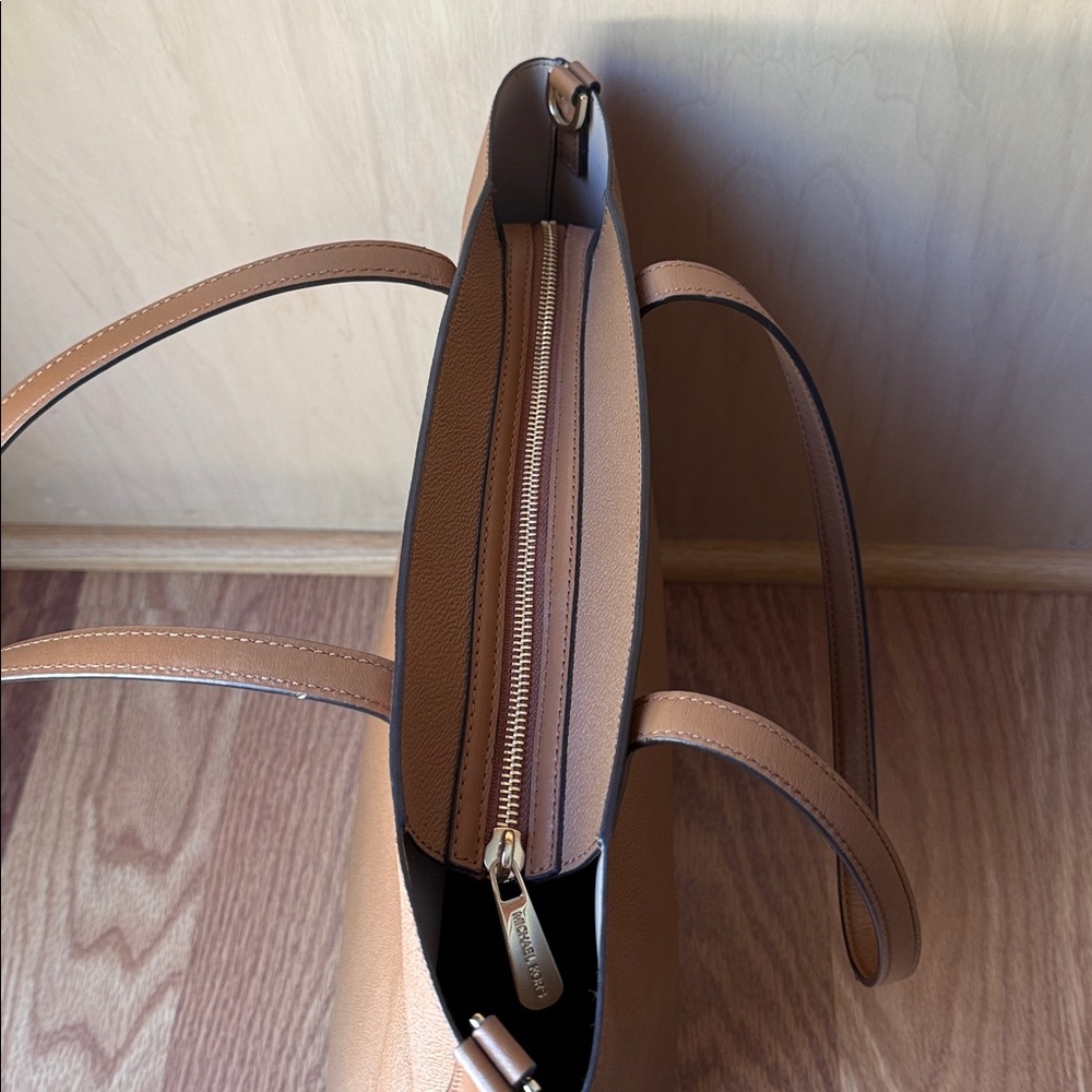 Michael Kors Hayley Large Leather Tote Bag - Picture 8 of 8